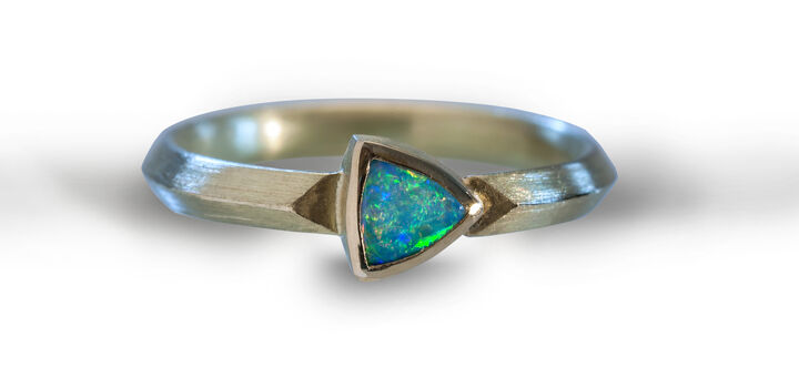 Goldring mit Opal in Goldfassung