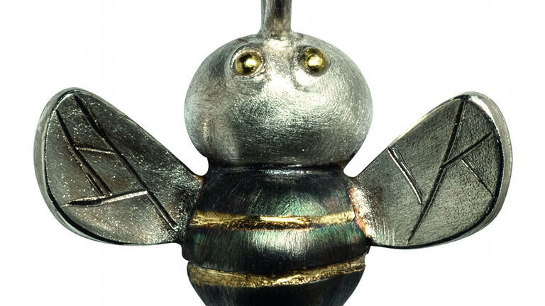 s´Bienerl mit Goldstreifen und geschwärztem Körper