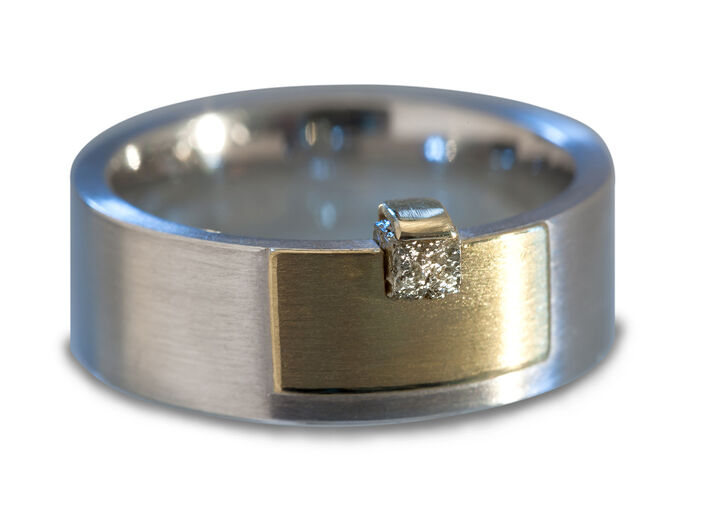 Ring mit Goldbelötung und Rohdiamant